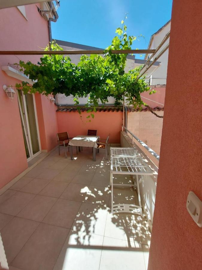Appartement Tutini Dvori à Primošten Extérieur photo